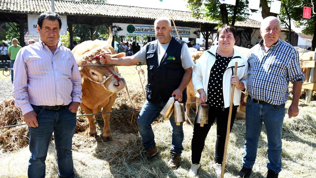 Ángel Mitxelena, de Irurita, se llevó el premio al mejor macho de Baztan.