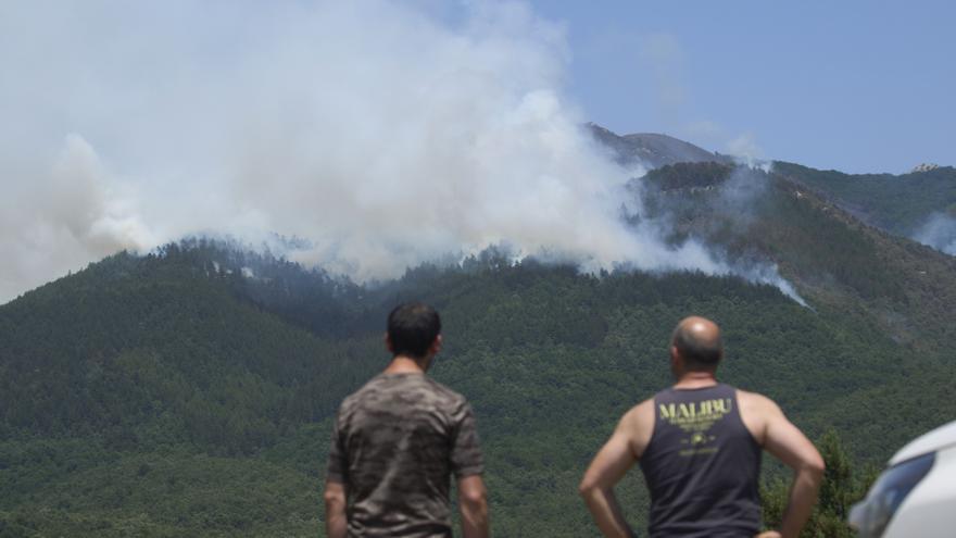 En imágenes: Activo el incendio forestal en el monte Galarreta