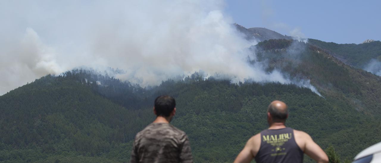 En imágenes: Activo el incendio forestal en el monte Galarreta