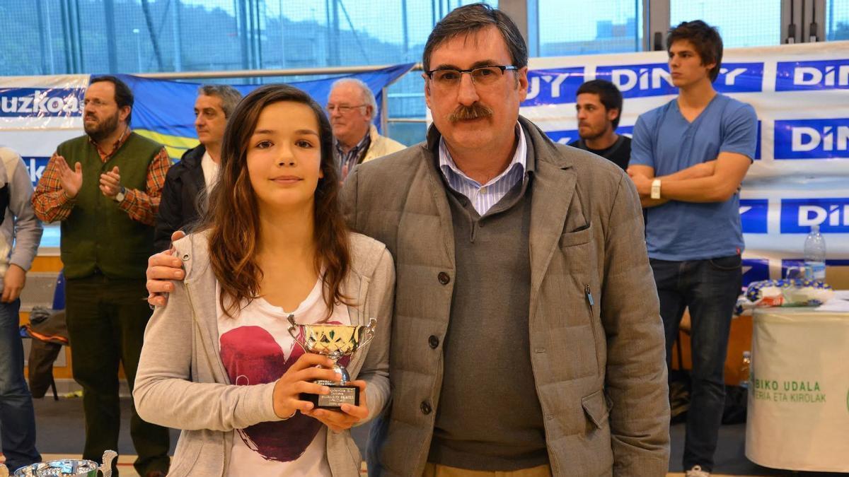 Iztueta, a la derecha como presidente de la Guipuzcoana, en la entrega de trofeos del Torneo de Balonmano Infantil Hondarribia Kirol Taldea en 2012.