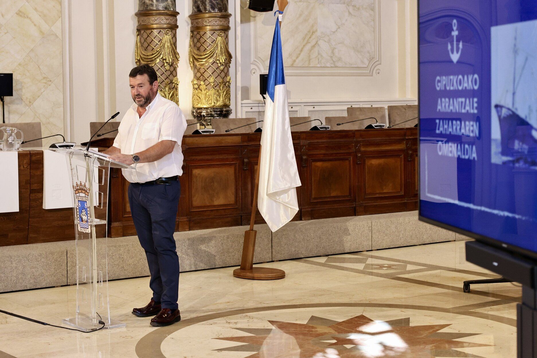 Homenaje a los arrantzales en el salón de plenos de Donostia