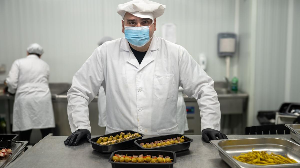 Iker Arteaga trabaja en El Capricho de Loren, una empresa de Sondika dedicada a la elaboración de gildas y brochetas gourmet