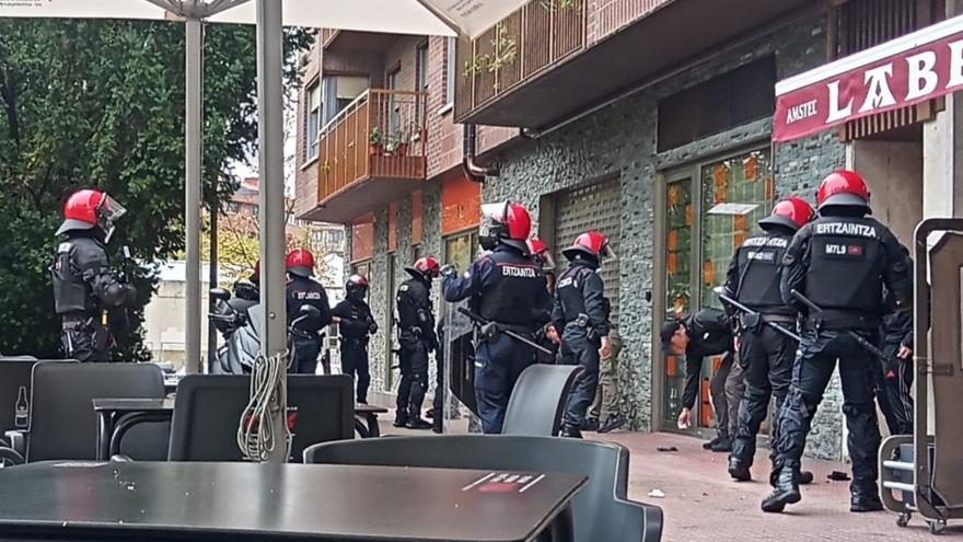 Operativo de la Ertzaintza ante la llegada de ultras del Racing