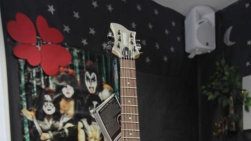 La guitarra firmada por Gene Simmons que sorteará Cáritas Burlada.