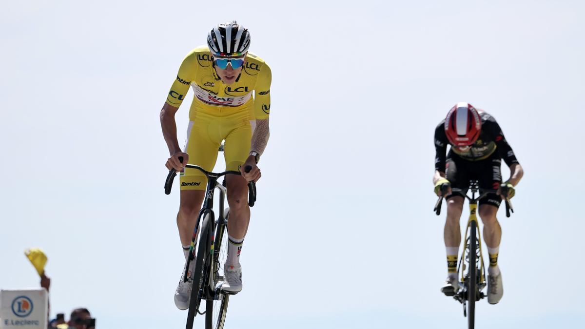 Pogacar se impone al esprint a Vingegaard.