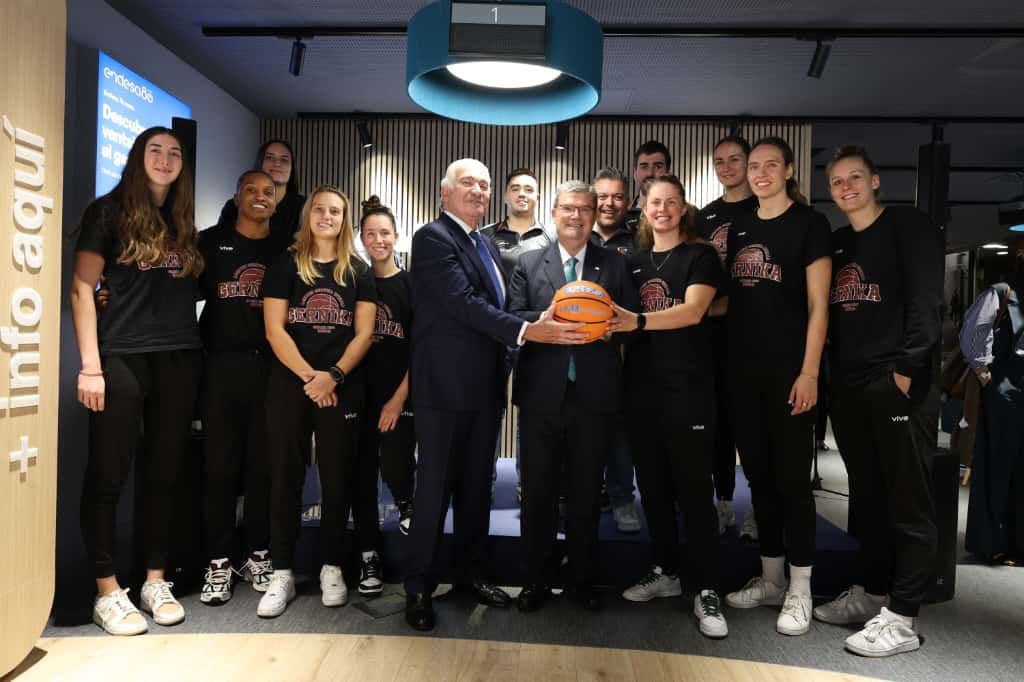 Endesa ha inaugurado hoy su nueva tienda en Bilbao, ubicada en la calle Iparraguirre, 37, bajo el innovador concepto “Endesa Tu Casa”. El acto ha contado con la presencia de las jugadoras del Lointek Gernika, participante en la Liga ENDESA.