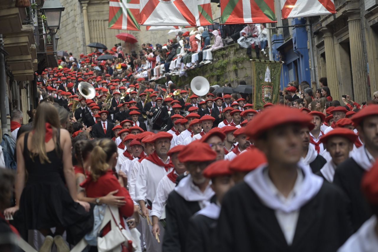 El Alarde desfila por las calles de Hondarribia