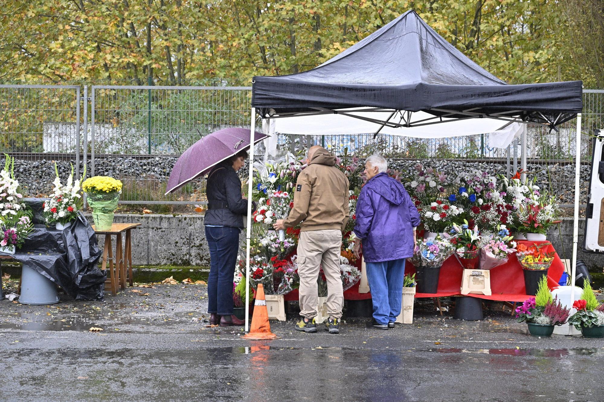En imágenes: así se vive el día de Todos los Santos en el cementerio de Bilbao