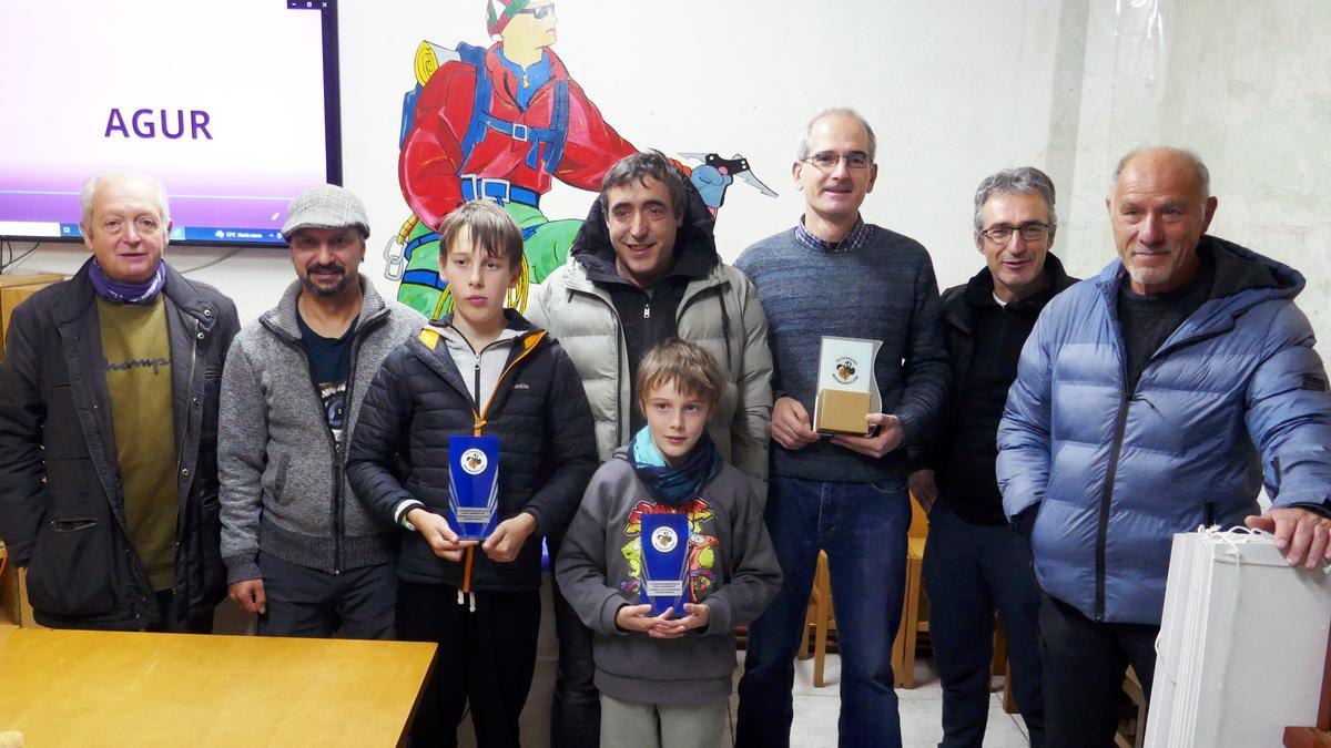 Premiados en el rally con miembros del jurado y de Altsasuko Mendigoizaleak.