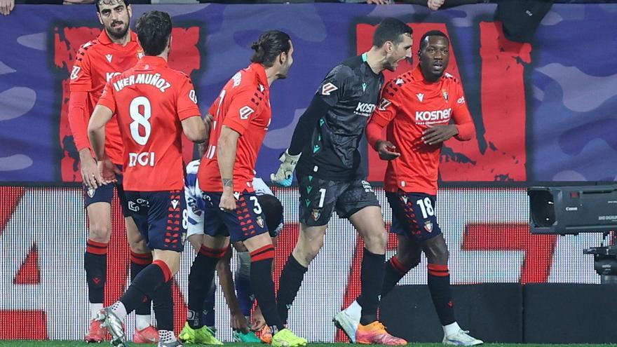 Efusiva celebración de una acción defensiva de Sheraldo Becker