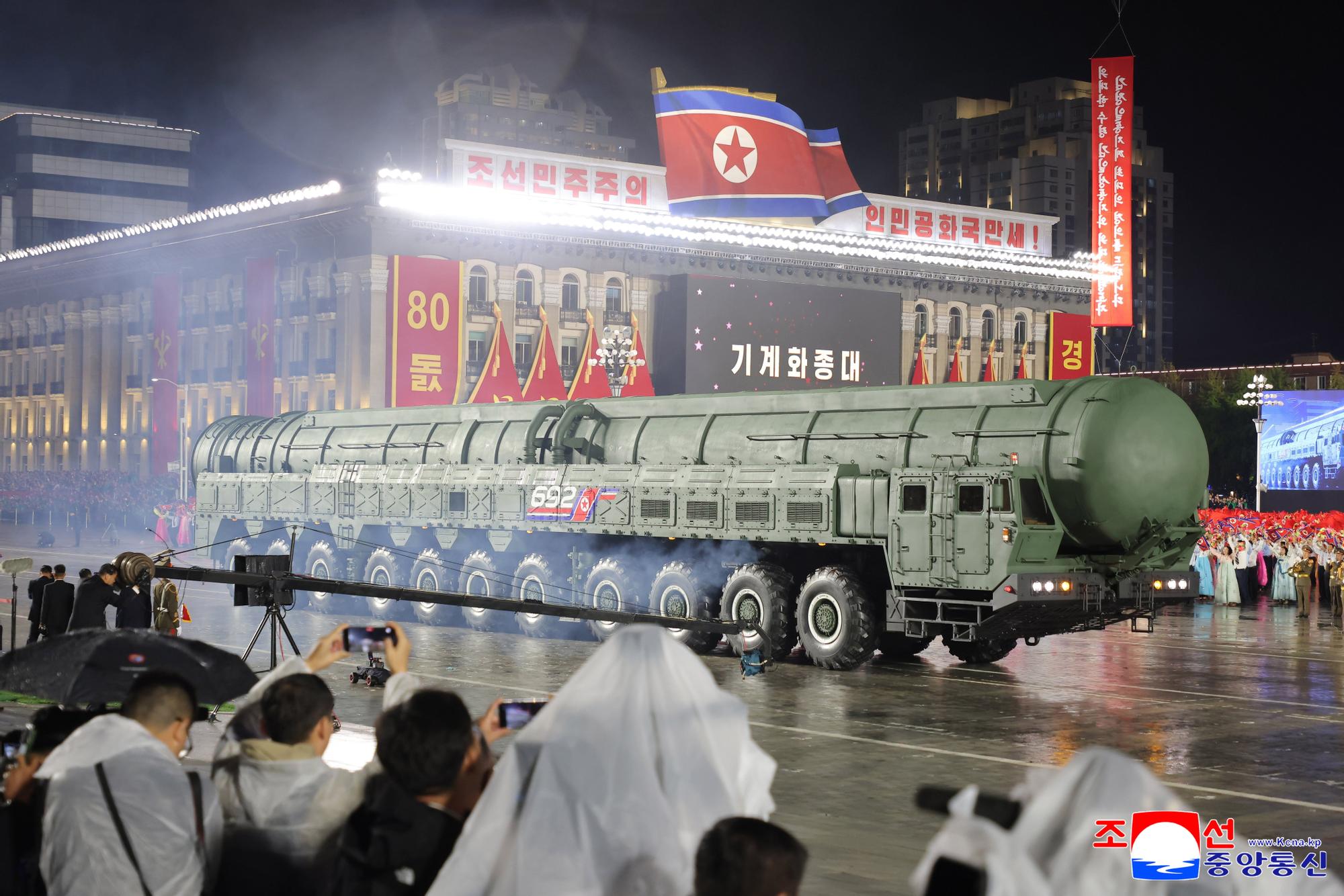 Kim Jong Un preside un imponente desfile militar con motivo del 80 aniversario del Partido del Trabajo