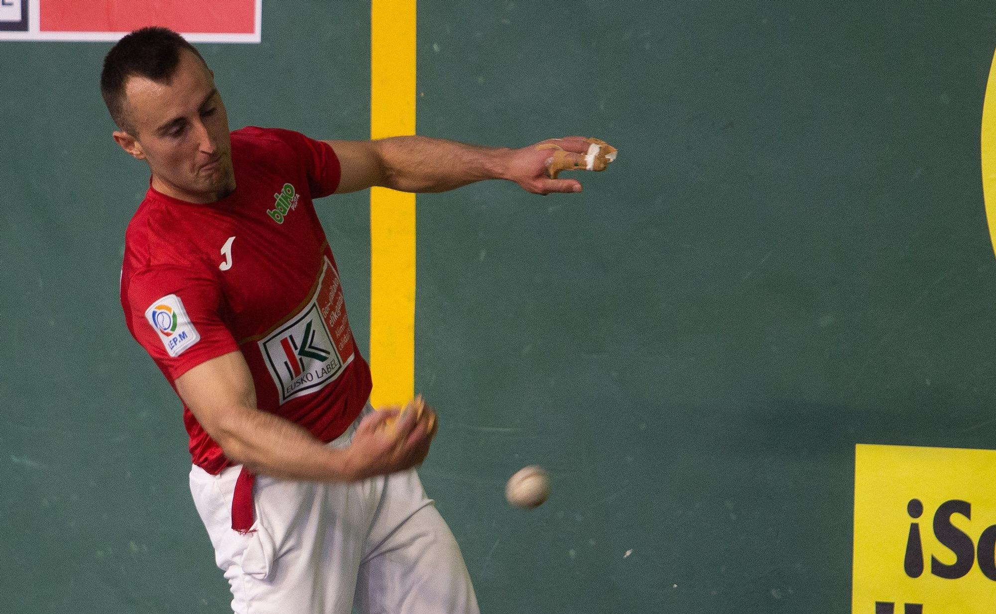 Joanes Bakaikoa gana su primer punto de la liguilla de cuartos de final del Cuatro y Medio ante Javier Zabala en Lekunberri.