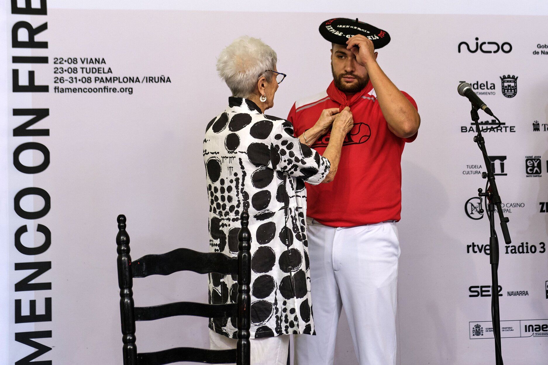 Fotos del homenaje a pelotaris navarros gitanos en el frontón de la Mañueta