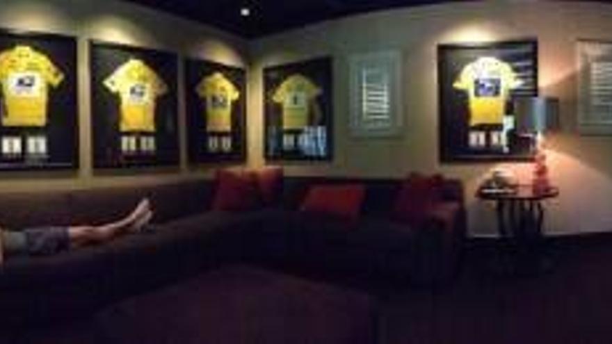 Armstrong posa en su twitter con sus siete maillots de ganador del Tour