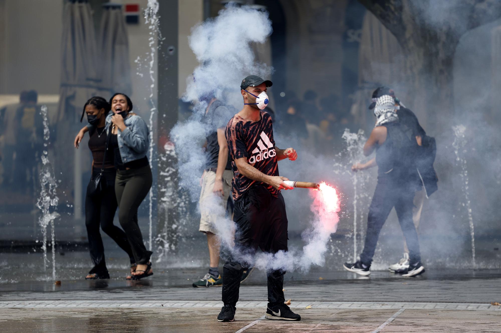 Casi 300 detenidos en una jornada de movilizaciones y bloqueos en Francia