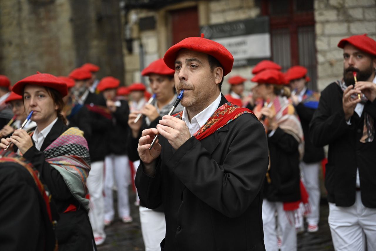 La compañía Jaizkibel desfila en Hondarribia