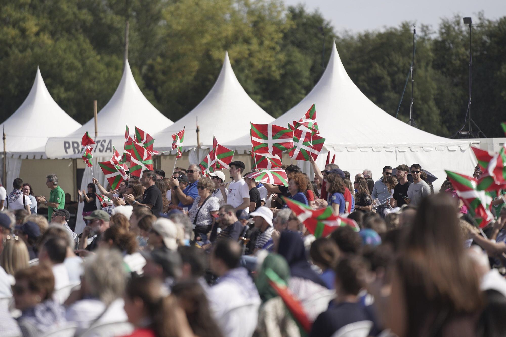 En imágenes: El Alderdi Eguna reúne a miles de jeltzales en un ambiente festivo