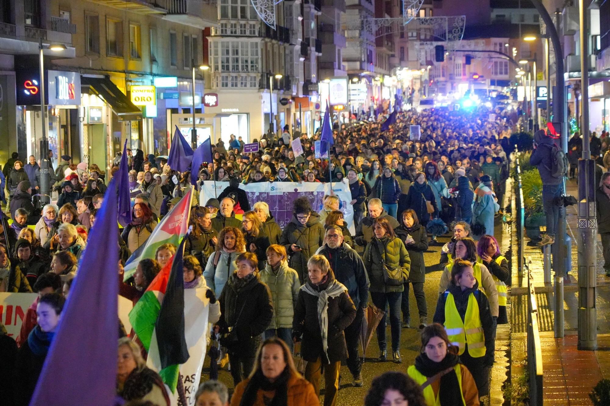 En imágenes: El Movimiento Feminista de Euskal Herria marcha por Vitoria el 25N