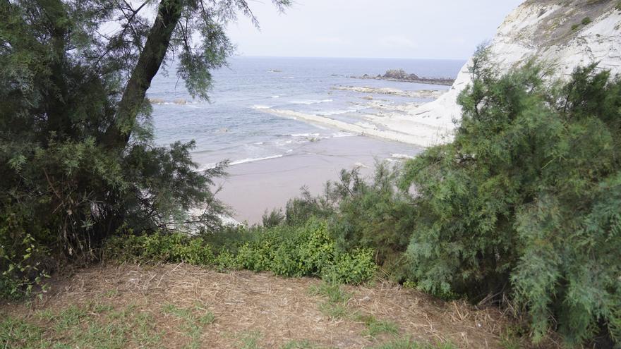 La única playa de Bizkaia en la que el baño está prohibido