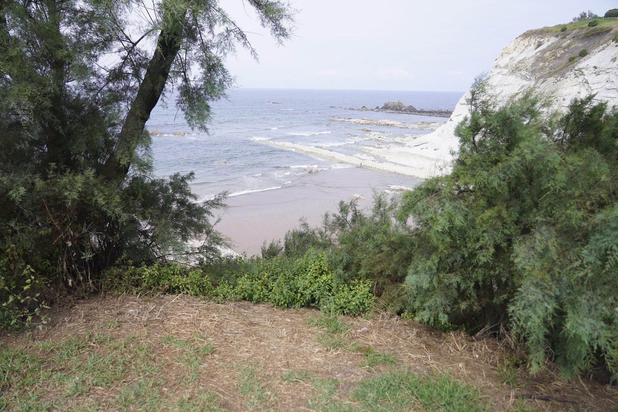 En imágenes: Denuncian suciedad y actos incívicos en los aledaños de la playa de Arriatera-Atxabiribil
