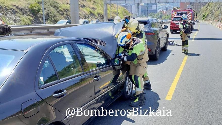 Retenciones kilométricas en el Txorierri y la Avanzada por un accidente de tráfico múltiple en Rontegi