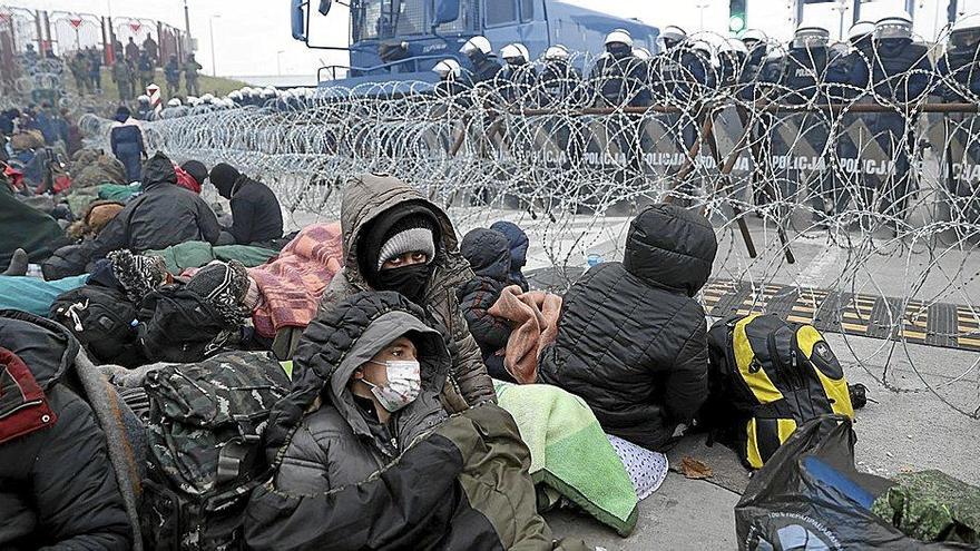 Los refugiados concentrados en la frontera de Bielorrusia con Polonia están controlados por las fuerzas de seguridad polacas. Foto: Efe