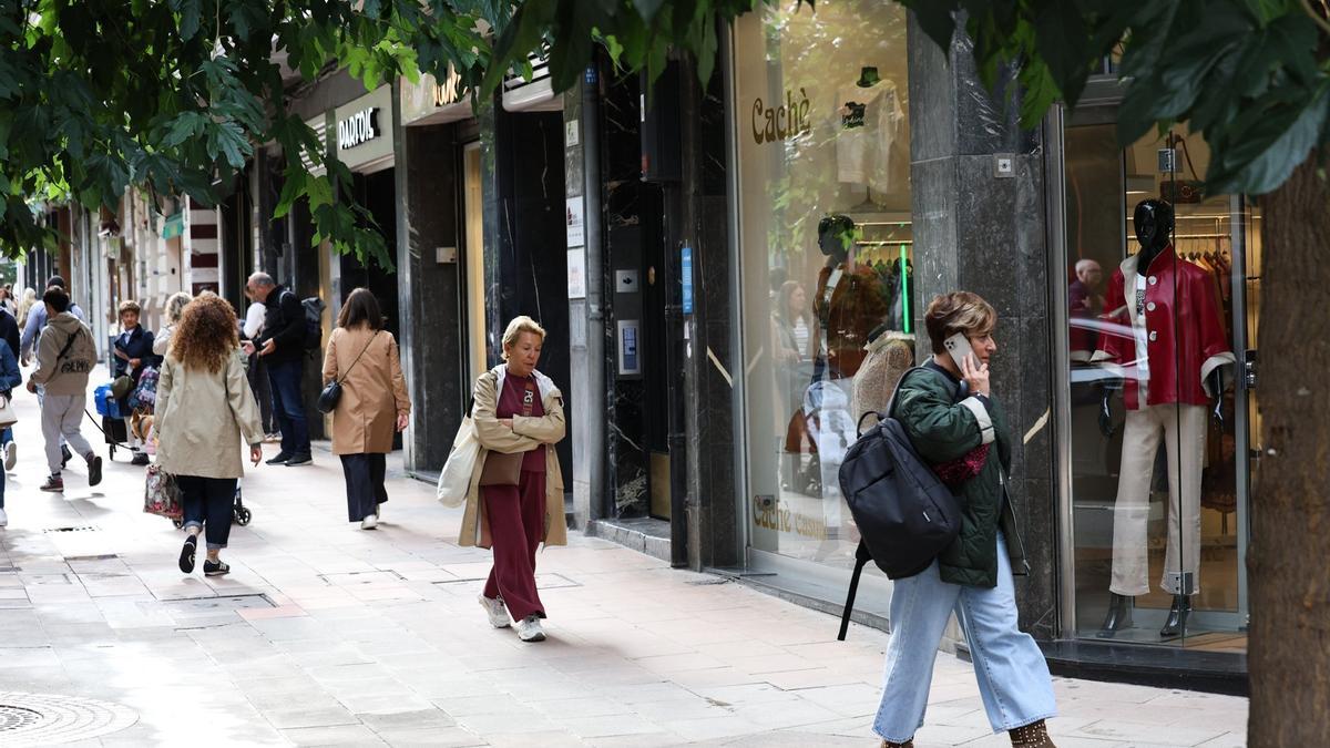 Gente paseando por una céntrica calle comercial de Bilbao.