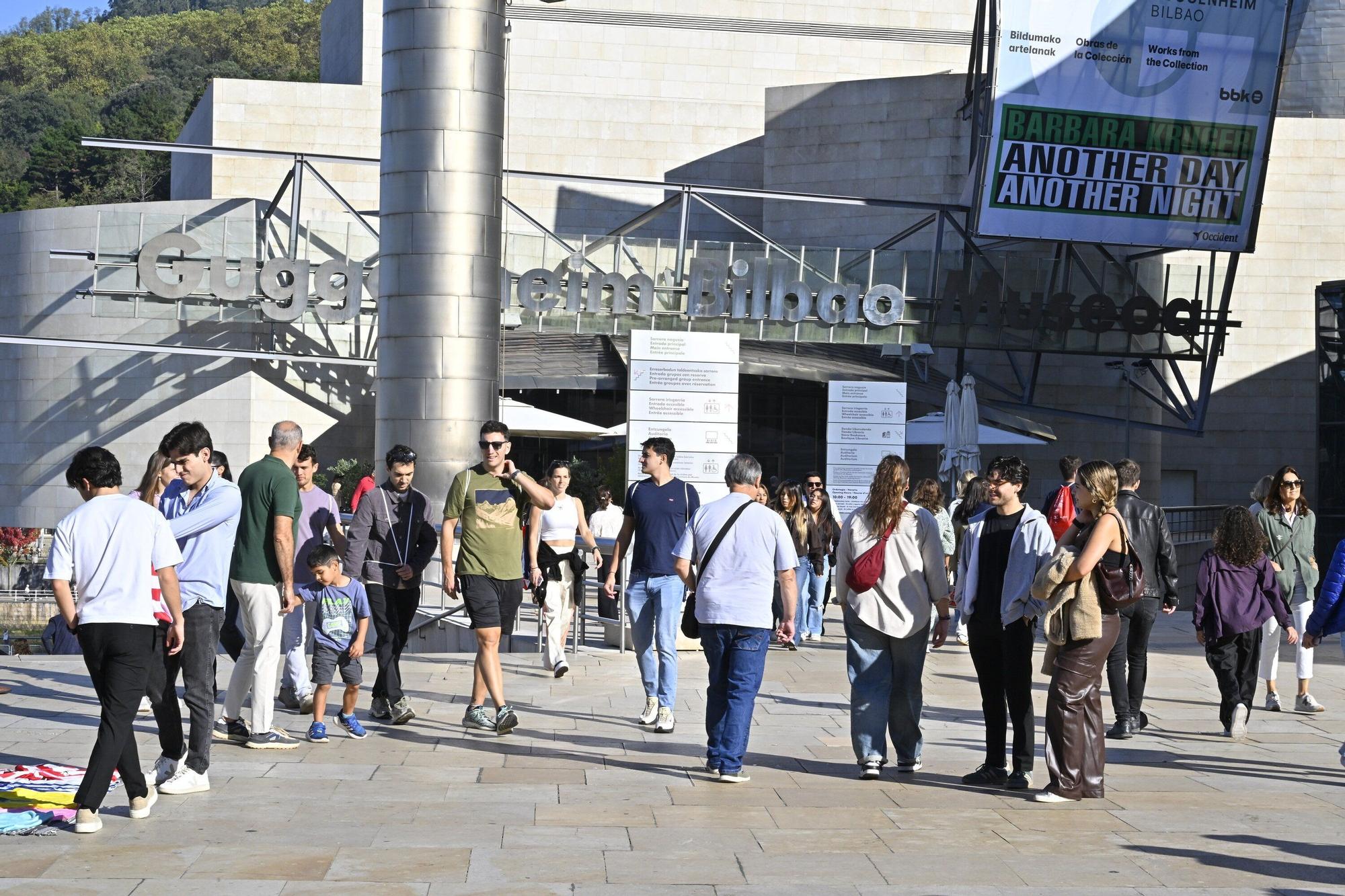 El Museo Guggenheim acoge a miles de visitantes en su 28º cumpleaños