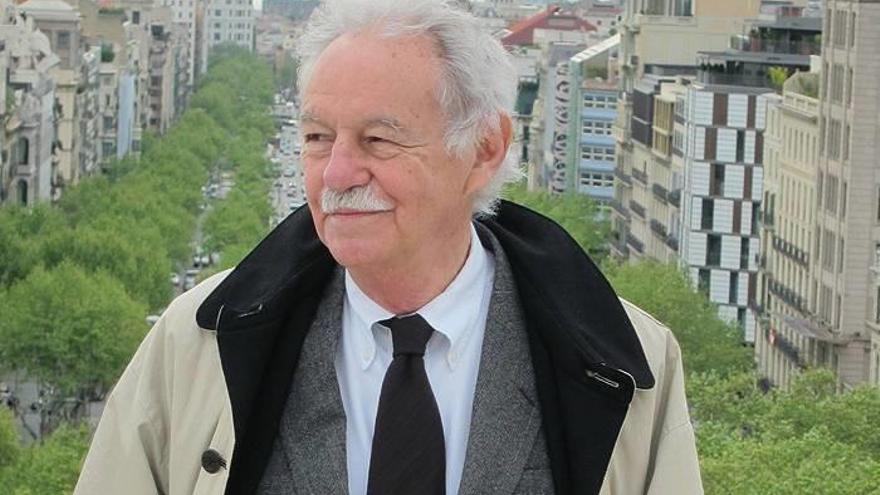 Eduardo Mendoza, escritor, con Barcelona a su espalda.