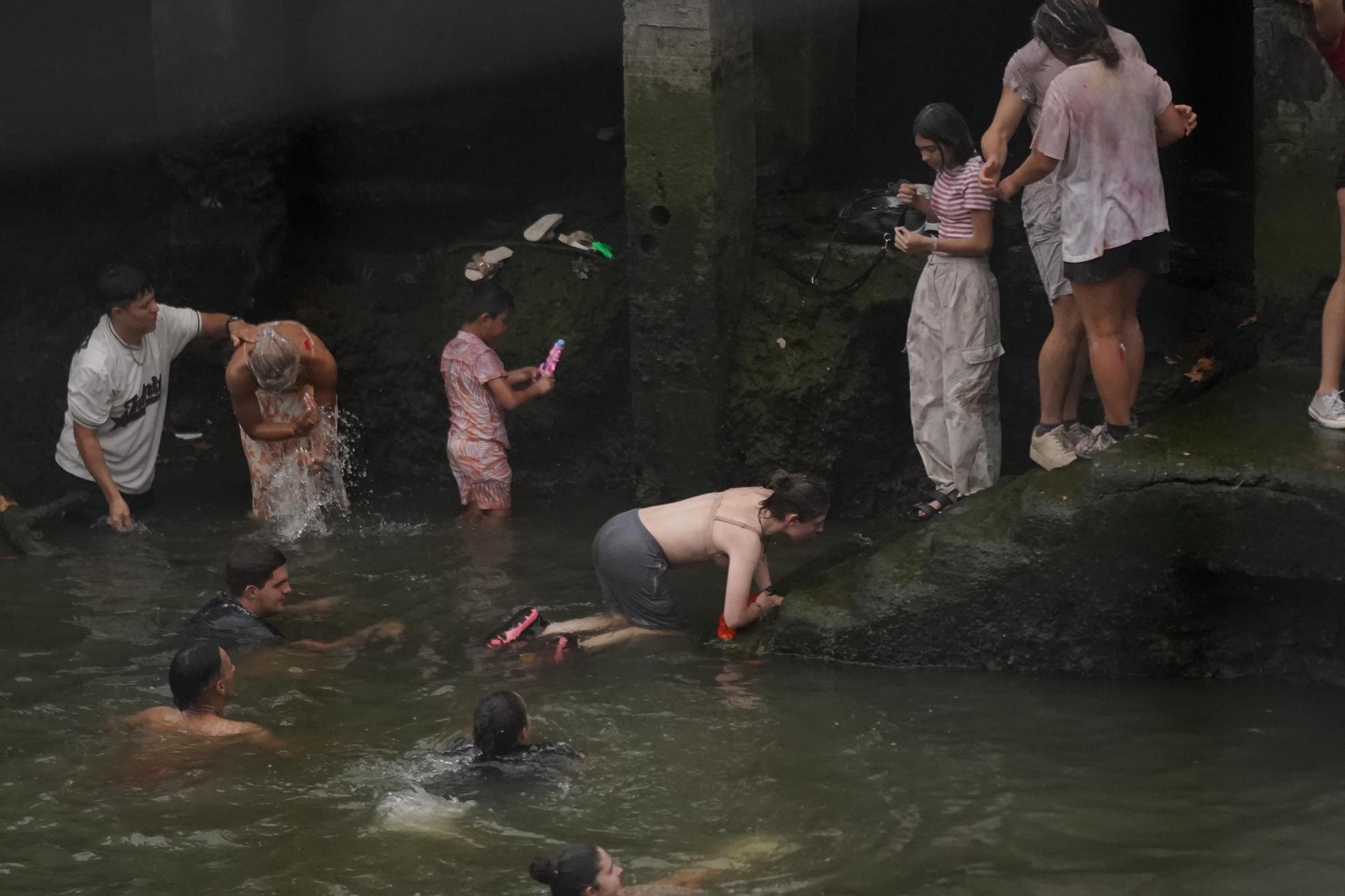 En imágenes: chapuzón en la ría de Bilbao tras el txupin