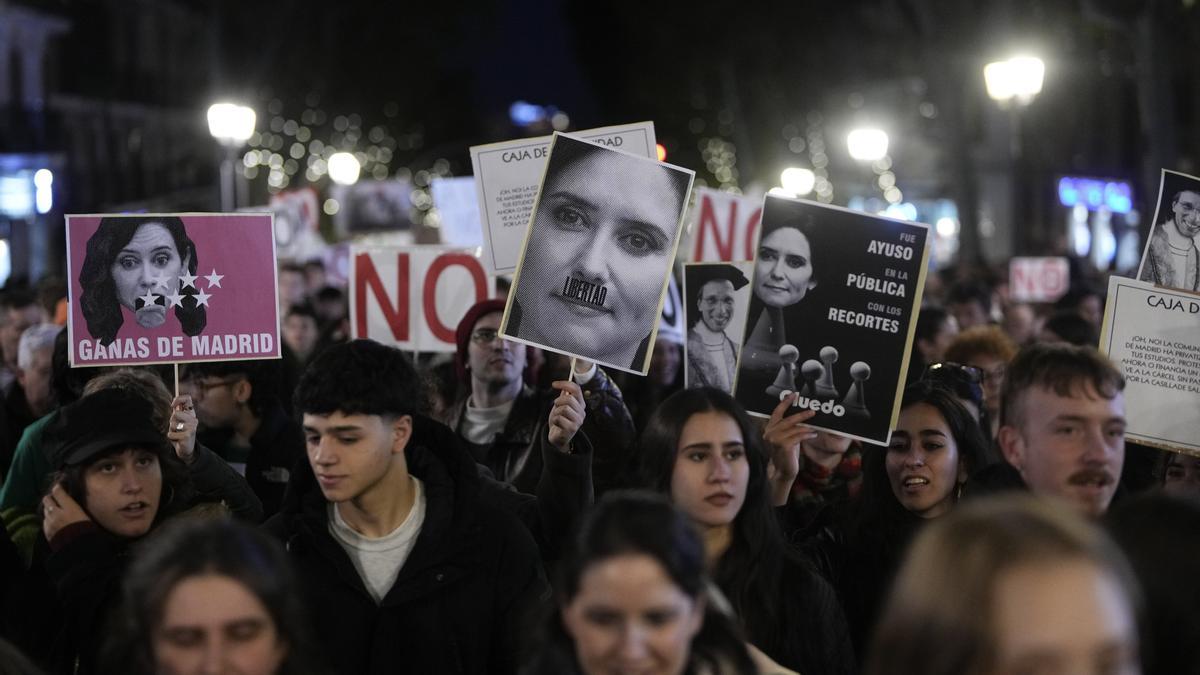 Miles de personas se manifiestan en Madrid contra la gestión de Díaz Ayuso.