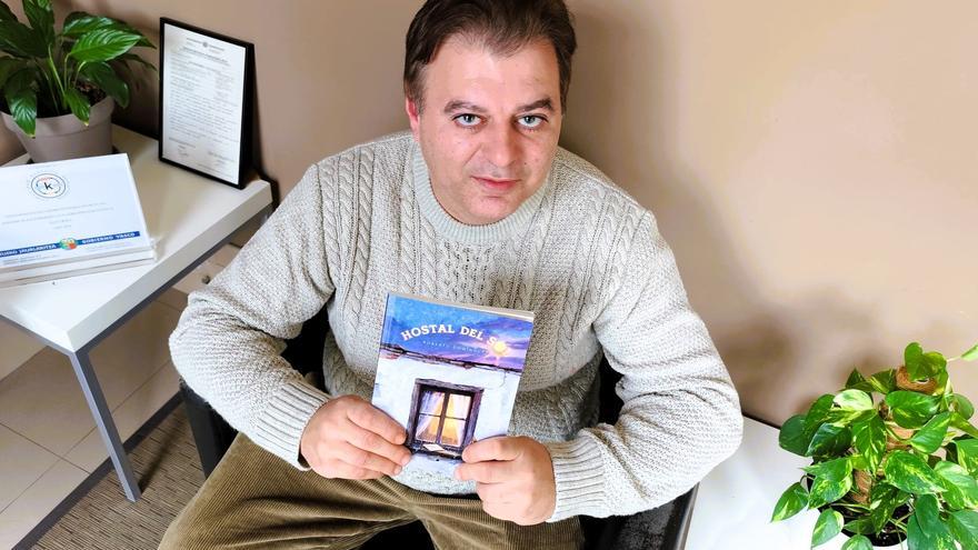El poeta de Laudio, Roberto Domínguez Sánchez, da el salto a la novela con “Hostal del sol”
