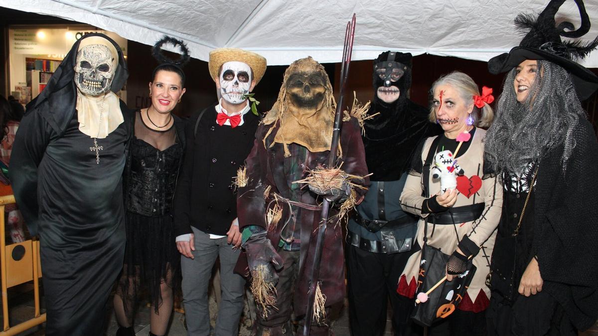 Espantapájaros y amigos recibieron un premio por el mejor disfraz en grupo.