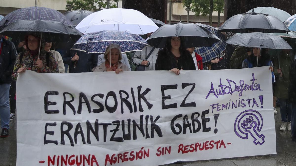 Concentración celebrada en Barakaldo en apoyo a las cuatro menores que han denunciado a su entrenador de fútbol por presuntos abusos sexuales