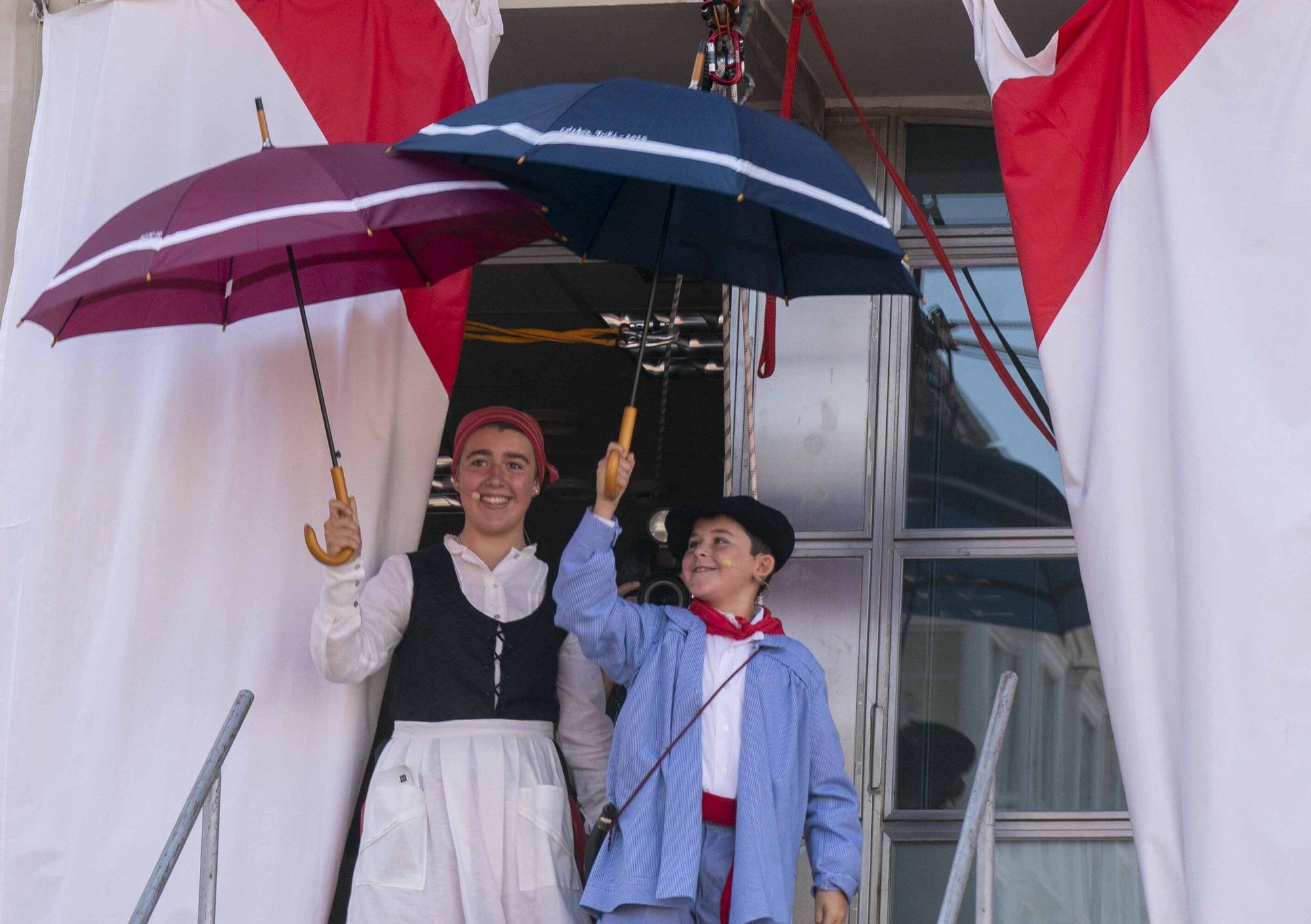 En imágenes: Edurne y Celedón Txiki abarrotan un año más la plaza de la Virgen Blanca