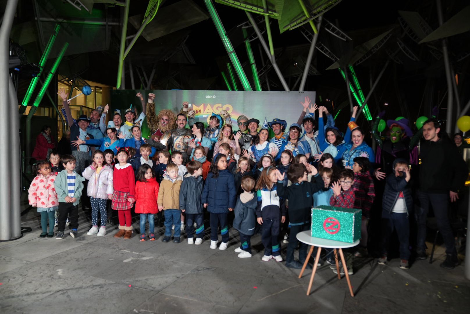 En imágenes: el Palacio Euskalduna se tematiza por Navidad