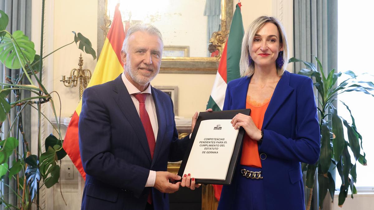 El ministro de Política Territorial, Ángel Víctor Torre, y la consejera de Autogobierno, María Ubarretxena, con el documento.