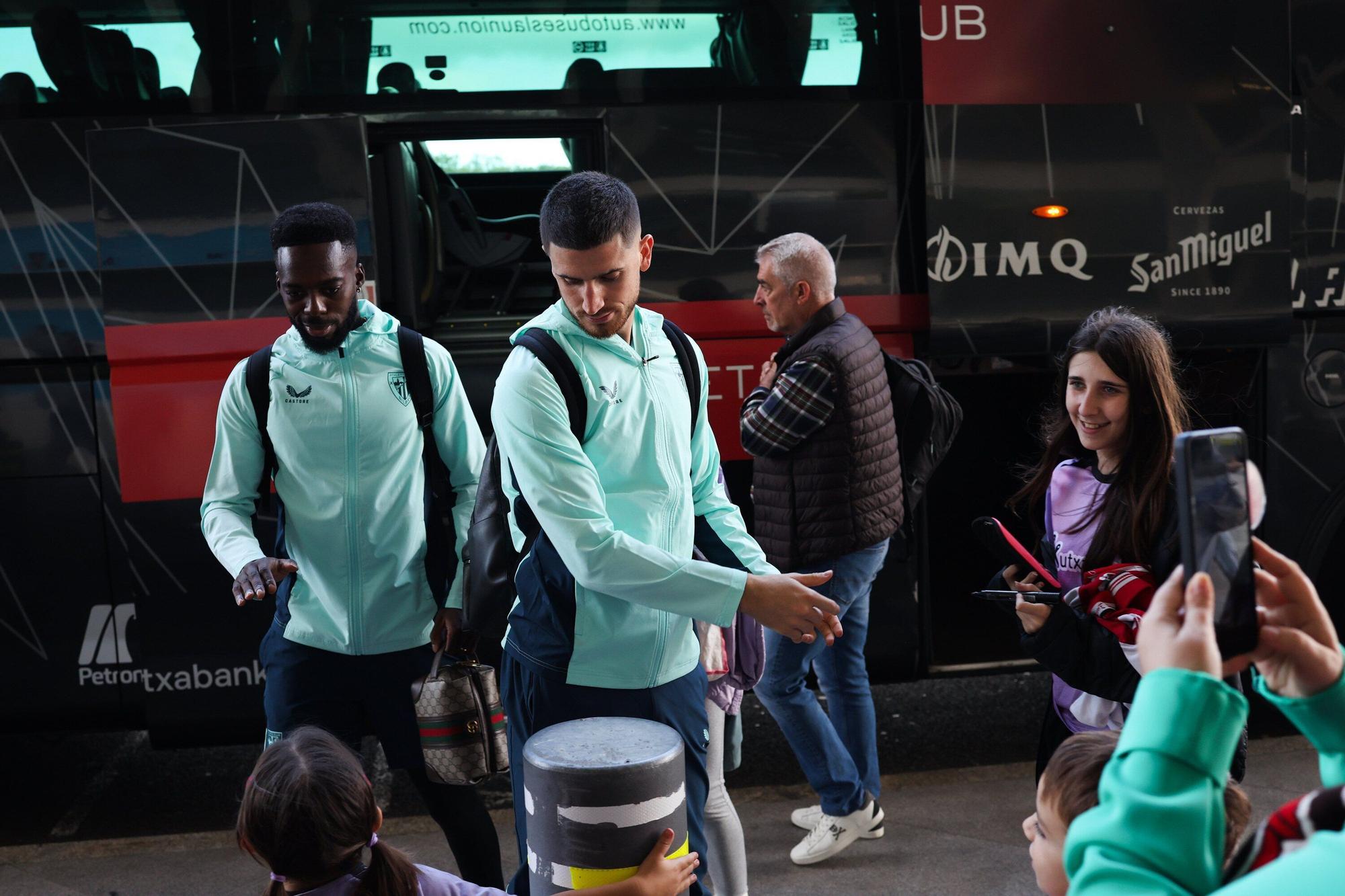 Aficionados del Athletic en el aeropuerto de Bilbao antes de viajar a Dortmund