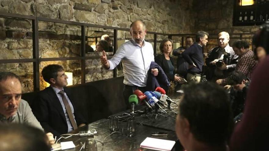 Aitor Elizegi, instantes antes de la charla informativa que ofreció ayer a los periodistas en uno de sus restaurantes.