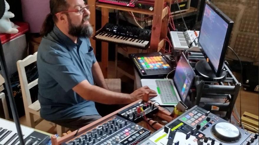 Juantxo Martín: heavy en Zumarraga, pinchadiscos en Los Ángeles, ingeniero de sonido de Barcelona, cocinero en Sao Paulo...
