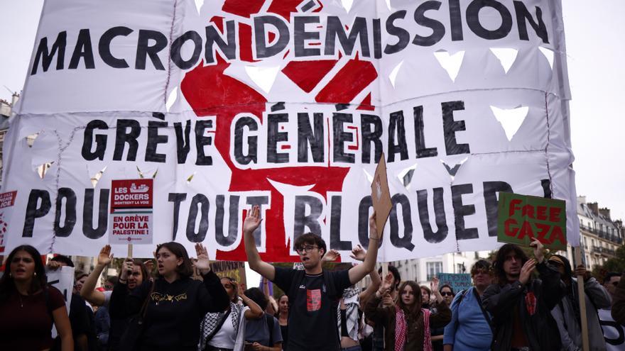 Miles de personas salen a las calles en Francia para protestar contra el plan presupuestario que perfila el primer ministro