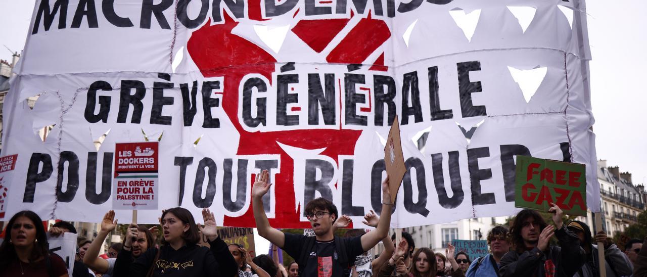 Miles de personas salen a las calles en Francia ante el plan presupuestario que perfila el primer ministro