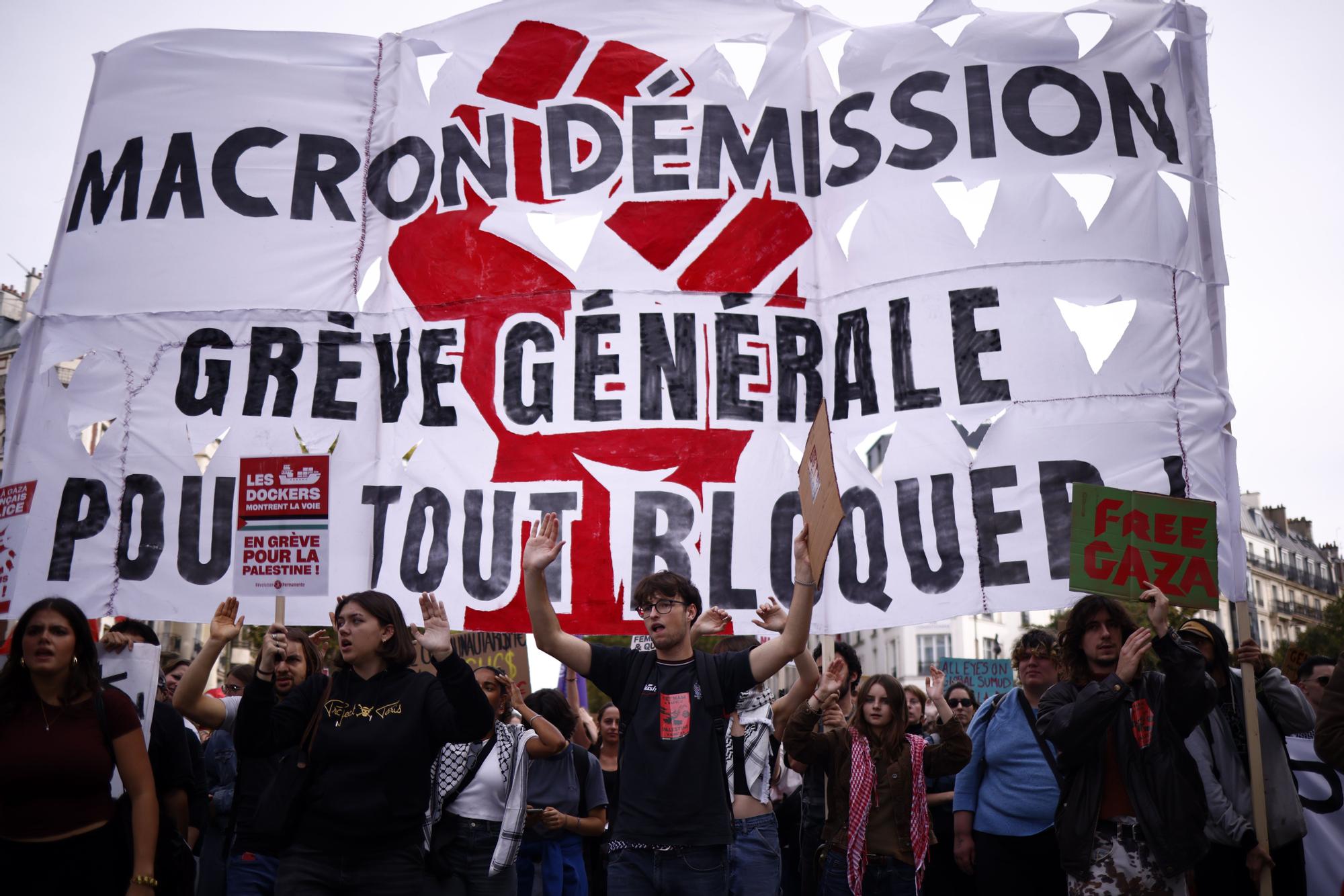 Miles de personas salen a las calles en Francia ante el plan presupuestario que perfila el primer ministro