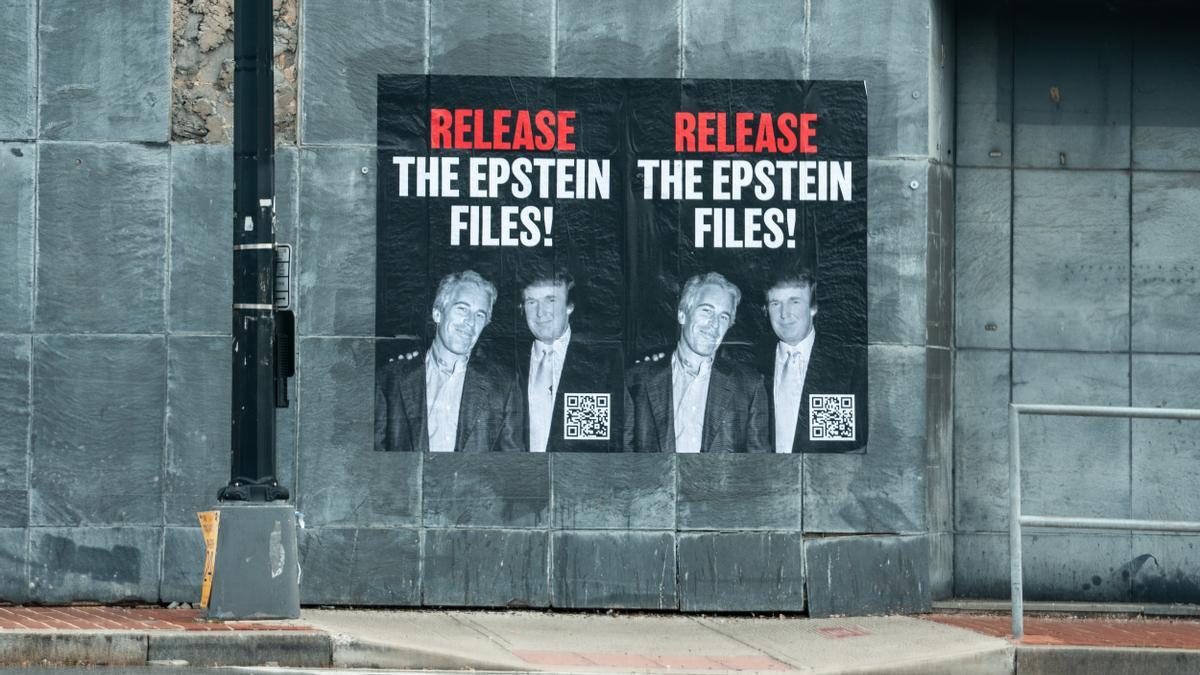 Un cartel de protesta contra Epstein y Trump en el barrio de Shaw, en Washington D. C.