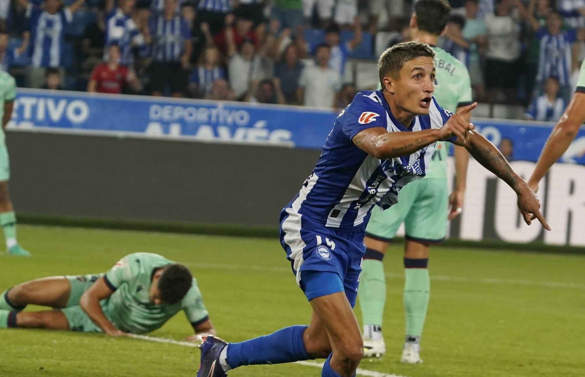 En imágenes: Así está siendo el debut liguero del Alavés contra el Levante
