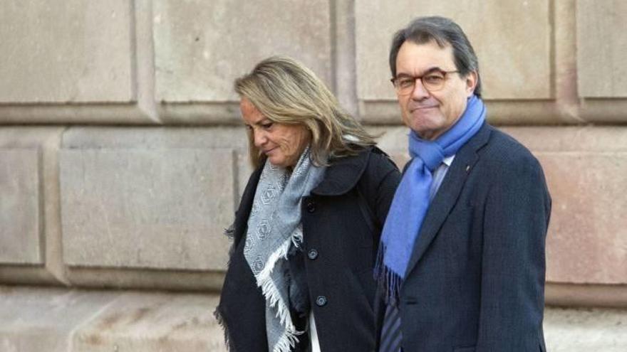 El expresident de la Generalitat Artur Mas junto a su mujer, Helena Rakosinik, a su llegada al TSJCat donde prosigue el juicio del 9N con la declaración de algunos de los voluntarios que colaboraron en la organización del 9N.