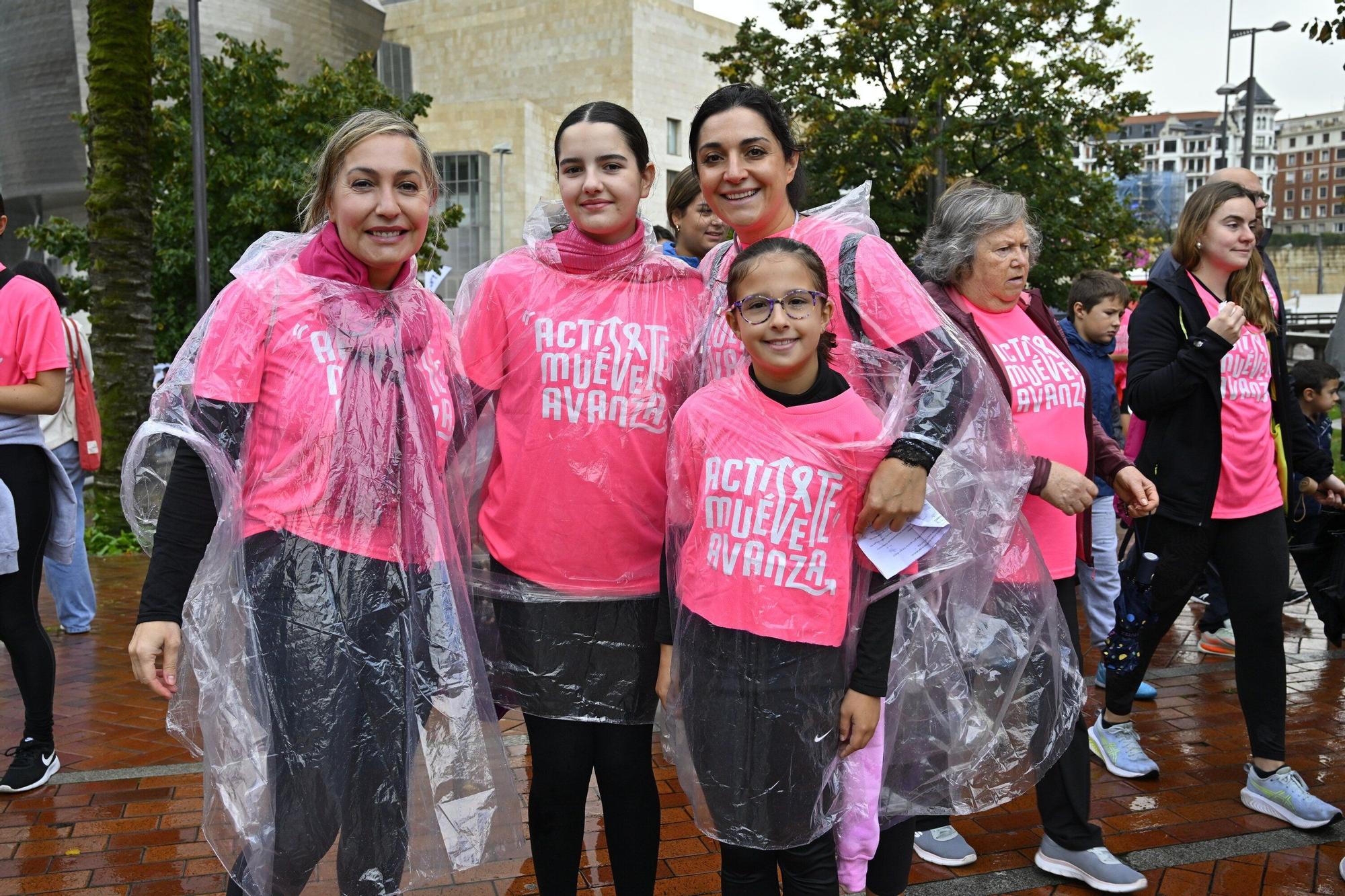 En imágenes: los paraguas tiñen la marea rosa de Bilbao