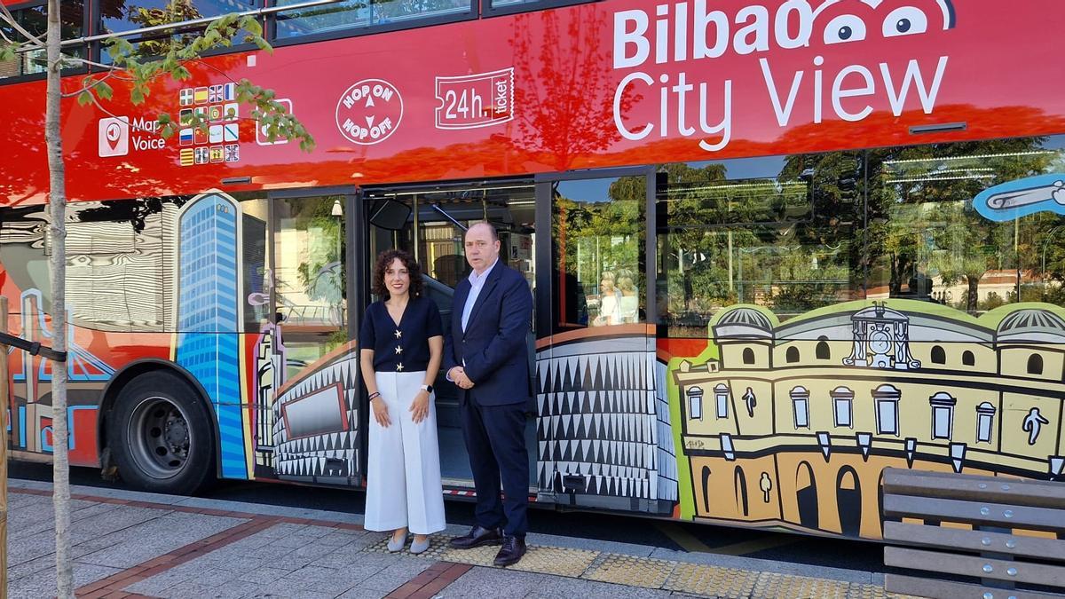 Nora Abete y Antonio García frente a una unidad de Bilbao City View.