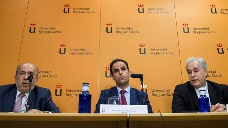 El rector del Universidad Rey Juan Carlos (URJC), Javier Ramos (c), acompañado por Pablo Chico de la Cámara, profesor de una de las asignaturas, y el director del Master, Enrique Álvarez