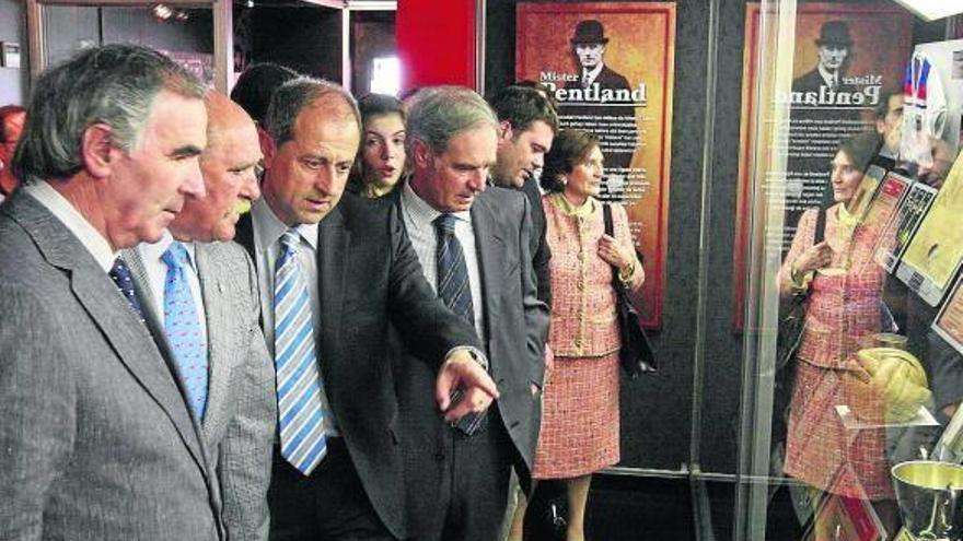 Iribar, Garitano, Amorrortu y Rojo, entre otros, en la exposición de Pentland en San Mamés.